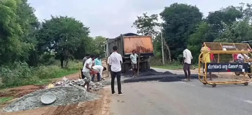 ದೊಡ್ಡಬಳ್ಳಾಪುರ: ದೊಡ್ಡಬಳ್ಳಾಪುರ-ನೆಲಮಂಗಲ ಸಂಪರ್ಕ ರಸ್ತೆ ಹಾದು ಹೋಗುವ ಮಧುರೆ ಹೆದ್ದಾರಿಗೆ ಬಂತು ಹಂಪ್