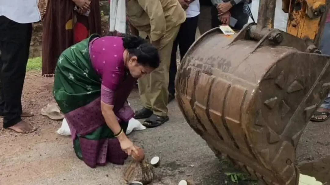 జగిత్యాల: భారీ వర్షాలతో దెబ్బతిన్న రహదారికి నూతన రోడ్డు నిర్మాణానికి మంత్రి అడ్లూరి లక్ష్మణ్ కుమార్ ప్రత్యేక చొరవ