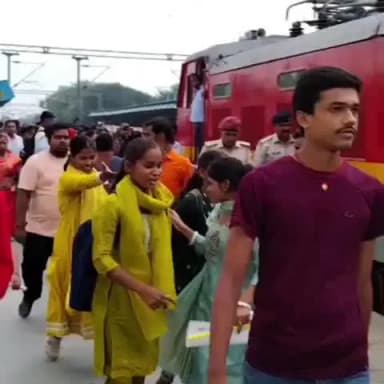 पटोरी: ट्रेन लेट होने से परीक्षा देने जा रही छात्राओं ने रोकी DRM की ट्रेन, DRM को पहुंचना पड़ा केंद्र नज़दीक