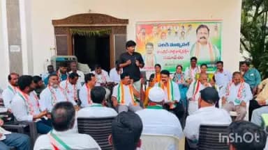 పరిగి: పరిగి పట్టణంలో ఎమ్మెల్యే రామ్మోహన్ రెడ్డి నివాసం వద్ద పరిగి మున్సిపాలిటీ ముఖ్య కాంగ్రెస్ నేతలు సమావేశం