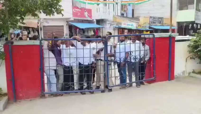 జనగాం: మాజీ మంత్రి ఎర్రబెల్లి దయాకర్ రావు అక్రమ అరెస్టును నిరసిస్తూ జనగాం పోలీస్ స్టేషన్ ముందు బీఆర్ఎస్ పార్టీ శ్రేణులనిరసన