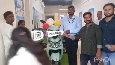 गुरारू: गुरारू में वारिवो इलेक्ट्रिक स्कूटी शोरूम खुला, माता-पिता ने फीता काटा