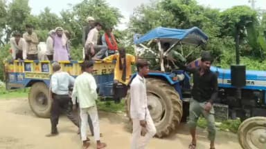 हमीरपुर: हमीरपुर में सड़क निर्माण की मांग को लेकर कलेक्ट्रेट पहुंचे ग्रामीण, बच्चों ने किया प्रदर्शन