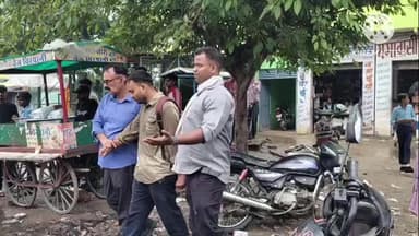 गुन्नौर: गांव भकरौली के समीप एंटी करप्शन टीम ने हाइवे पर घेराबंदी कर रिश्वत लेते रंगे हाथों पकड़े गए लेखपाल को किया गिरफ्तार
