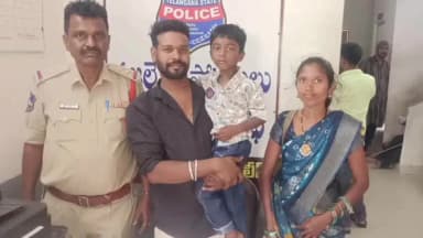 కామారెడ్డి: పోలీసులు ఆటో డ్రైవర్ సమయస్ఫూర్తితో తప్పిపోయిన బాలుడు సురక్షితంగా తల్లిదండ్రులకు అప్పగింత