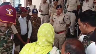 नरसिंहगढ़: इकलेरा हत्याकांड में नया मोड़, पूर्व सैनिकों ने कलेक्टर को ज्ञापन सौंपकर जांच की मांग की
