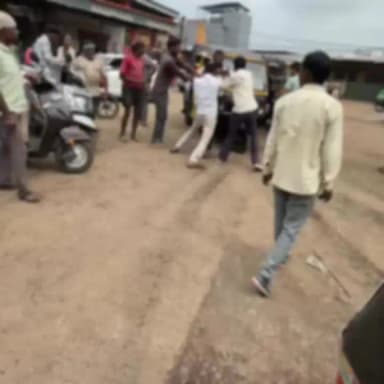 गुना नगर: नानाखेड़ी मंडी में दिनदहाड़े ट्रकों से बैटरी चोर रंगे हाथों पकड़ा गया, एक दबोचा, तीन फरार, वीडियो वायरल