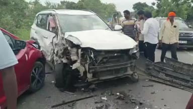 నిర్మల్: దిలావర్ పూర్ మండలం న్యూలోలం గ్రామ సమీపంలో ఓవర్ టేక్ చేసే క్రమంలో లారీని ఢీకొన్న కారు.. తప్పిన పెను ప్రమాదం
