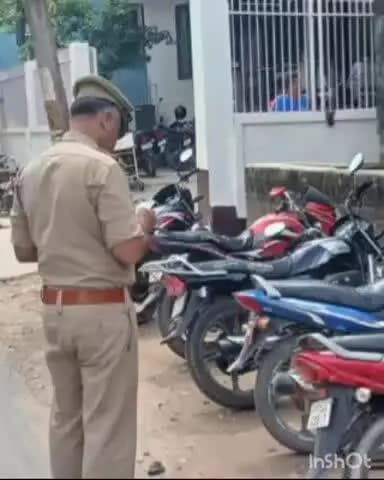 देेेवरिया: देवरिया शहर में यातायात पुलिस ने चलाया वाहन चेकिंग अभियान, 134 वाहनों के ई-चालान किए गए