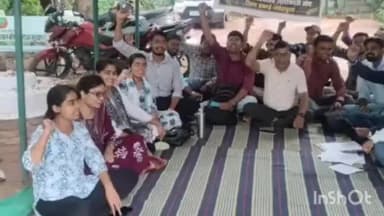 होशंगाबाद नगर: नर्मदापुरम उपसंचालक कृषि कार्यालय में अपनी मांग को लेकर हड़ताल पर बैठे कृषि विस्तार अधिकारी