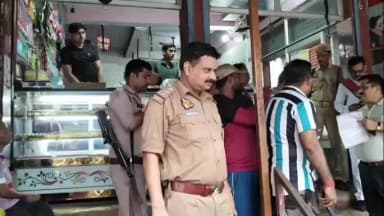 मौदहा: मौदहा में मिठाई की दुकानों पर खाद्य विभाग ने की छापेमारी, एक दुकान का लाइसेंस निलंबित