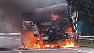গাজোল: ঘুমের ঘোরে ট্রাকের পেছনে ধাক্কা,মৃত্যু চালকের,উদ্ধারের পথে আগুন ডাম্পারে, আহোড়া স্তব্ধ ১২ নম্বর জাতীয় সড়ক এলাকায়