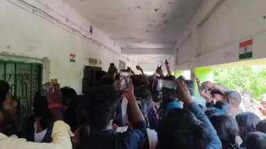 সন্দেশখালি ১: সড়বেড়িয়া উচ্চ বিদ্যালয়ের প্রধান শিক্ষক উজির আলীর বহিষ্কার চেয়ে বিদ্যালয় এর সামনে বিক্ষোভ