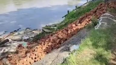 পাঁশকুড়া: নদীর বাঁধে ধ্বস নেওয়ায় কাজ ক্ষতি থেকে পশ্চিম পাঁশকুড়ার বিধায়ক ছিন্টু সেনাপতি