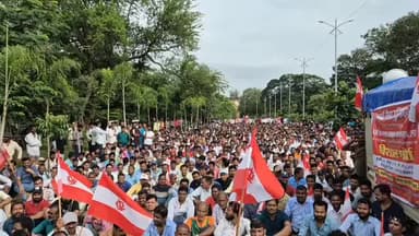 पालघर: मुंबई लेबर युनियनच्या नेतृत्वात उपायुक्त कार्यालयावर कामगारांचा धडक मोर्चा