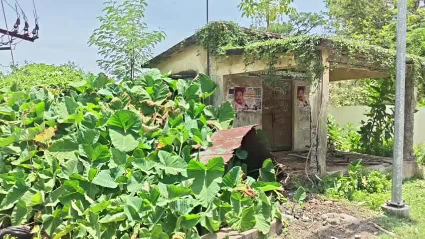 வாலாஜாபாத்: பழைய சிவராம் கிராமத்தில் கிராம நிர்வாக அலுவலக கட்டிடம் இடிந்து விழும் நிலையில் உள்ளது