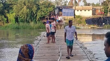 ময়না: প্রবল স্রোতের কারণে কংসাবতী নদীর উপর ময়না ও তমলুকের সংযোগকারী বাঁশের সেতু বিচ্ছিন্ন, অসুবিধার সম্মুখীন নিত্য যাত্রীরা