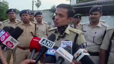 गोपालगंज: जादोपुर थानाध्यक्ष व एक दलाल सहित 4 लोगों ने केस में फंसाने की धमकी देकर की थी पैसा की वसूली, गिरफ्तार: एसपी विनय तिवारी
