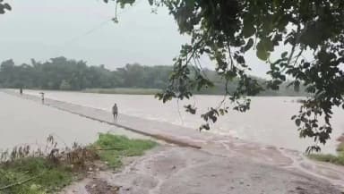 গড়বেতা ২: শিলাবতী নদীতে জল বেড়ে যাওয়ায় কানায় কানায় পূর্ণ কজওয়ে, যোগাযোগ বিচ্ছিন্ন হওয়ার আশঙ্কায় হুমগড়বাসী