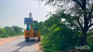 लोहावट: बापिणी क्षेत्र के पड़ासला गांव में सार्वजनिक निर्माण विभाग (PWD) ने सड़कों के किनारे उगी कंटीली झाड़ियों को हटाया