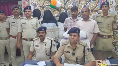 जमुई: 04 हथियार और 33 कारतूस के साथ तीन युवकों को गिरफ्तार, एक नाबालिग को किया गया निरुद्ध, टाउन थाना में DSP ने दी जानकारी