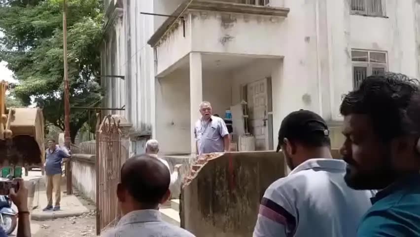 નવસારી: નવસારી મહાનગરપાલિકાની ડિમોલિશન કાર્યવાહી દરમિયાન હાઈવોલ્ટેજ ડ્રામા