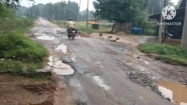 जलडेगा: जलडेगा सिमडेगा पथ के कोनमेरला गांगुटोली में सड़क गड्ढे और कीचड़ से भरा, वाहन चालक परेशान