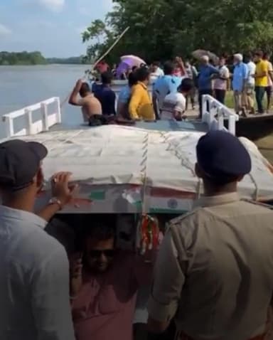 আমতা ২: দ্বীপাঞ্চলে সাঁকো ভেঙে যাওয়ার পর বিধায়ক অমিত সামন্তের আকস্মিক পরিদর্শন