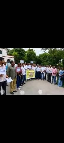 राजसमंद: केरल में शिक्षक के निलंबन के विरोध में शिक्षकों ने किया प्रदर्शन, सौंपा ज्ञापन