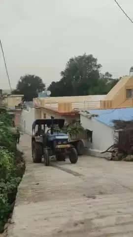 रावतभाटा: रावतभाटा में बड़ा हादसा टला, कचरे से भरा पालिका ट्रैक्टर मकान की खिड़की तोड़कर अंदर घुसा