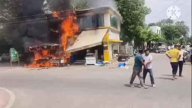 पाली: पाली शहर के पुराना बस स्टैंड स्थित मिठाई की दुकान में लगी आग, दुकान पूरी जलकर हुई राख, लोगों की भीड़ हुई जमा