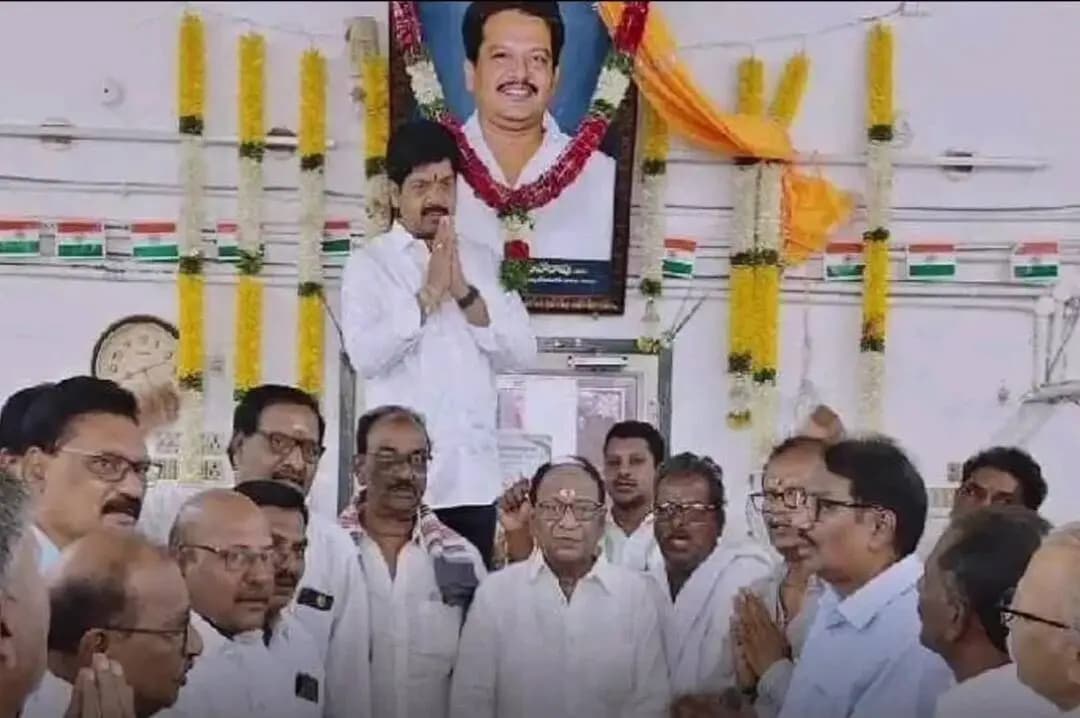 మచిలీపట్నం దక్షిణం: మచిలీపట్నం: అర్బన్ బ్యాంక్లో 'నడకుదిటి' చిత్ర పటం ఆవిష్కరణ