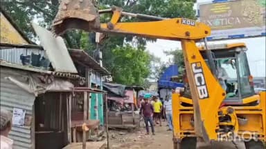 বর্ধমান ১: শহর বর্ধমানের তেলিপুকুর এলাকার সরকারি রাস্তার ধারে অবৈধ দোকানে বুলডোজার বুধবার সকালে