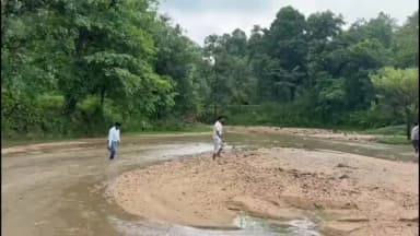 केरसई: केरसई प्रखंड में आफत भरी बारिश ने मचाई तबाही, नदियों का जलस्तर बढ़ा, पुल के ऊपर बह रहा पानी