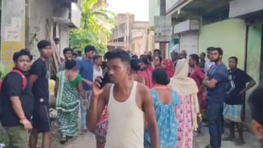 জয়নগর ১: ১১ হাজার ভোল্টের বিদ্যুতের তার নিয়ে জয়নগরের গৌরহাটে উত্তেজনা গ্রামবাসীর বাধায় বন্ধ কাজ