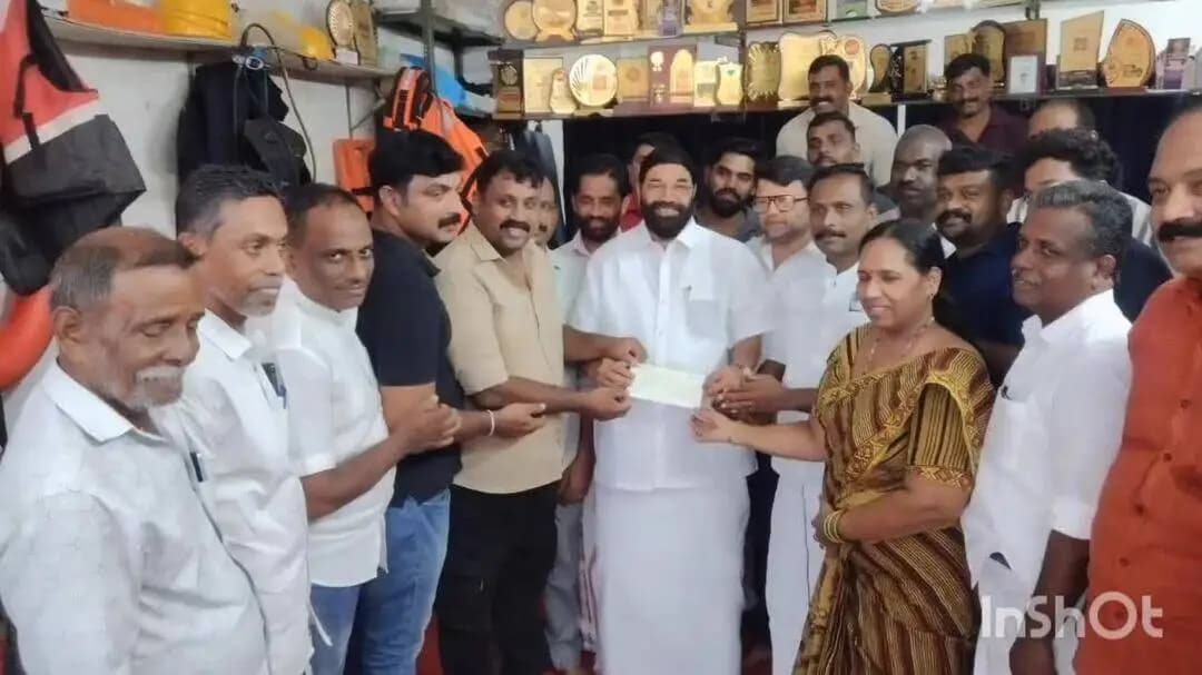 മീനച്ചിൽ: ബോട്ടിന് ആവശ്യമായ തുക മുൻ മന്ത്രി ഈരാറ്റുപേട്ടയിൽ ടീം എമർജൻസി ലീഡറിന് കൈമാറുന്നു