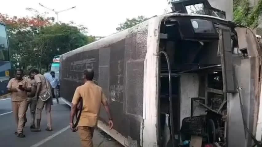 செங்கல்பட்டு: செங்கல்பட்டு அருகே அரசு பேருந்து கவிழ்ந்து ஏற்பட்ட விபத்தில் 20க்கும் மேற்பட்டோர் காயம் அடைந்தனர்