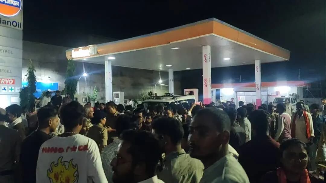 दतिया में लगाया जाम एक पाल का हुआ मर्डर पुलिस कोई सुनवाई नहीं कर रही इसलिए लगाया जाम