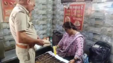 मुंगावली: बस स्टैंड, स्टेशन रोड़ सहित विभिन्न स्थानों पर त्योहार से पहले मिठाई दुकानों पर खाद्य विभाग की कार्रवाई