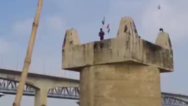 जखनिया: गंगा की बाढ़ में जानलेवा स्टंट, टावर पर चढ़कर युवकों ने लगाई छलांग, पुलिस ने लिया संज्ञान