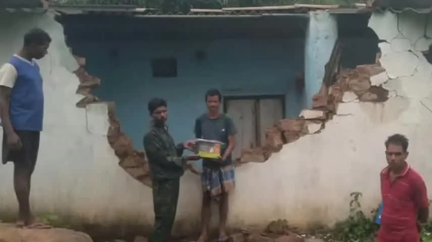 कामडारा: हाथी के हमले से किसान का घर ध्वस्त, अनाज बर्बाद; पीड़ित ने की मुआवजे की मांग