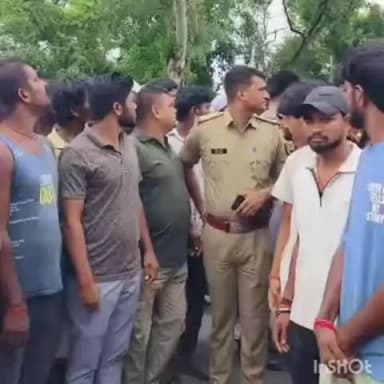 ओबरा: सड़क हादसे में मृत अभिषेक के शव रखकर ग्रामीणों ने महथू गांव के समीप NH-139 किया जाम