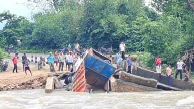 বাঁকুড়া ১: বাঁকুড়ায় মানকানালি সেতু ভাঙার কারণে যোগাযোগ এখনও বাধাগ্রস্ত