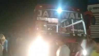 खंडवा: खंडवा में खौफनाक सड़क हादसा: बस से टकराई बाइक, सवार गंभीर घायल