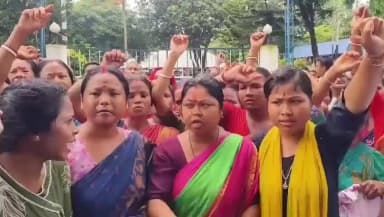 হেমতাবাদ: রাজবংশী মহিলাদের নিয়ে কুরুচিকর মন্তব্যের অভিযোগ, কালিয়াগঞ্জ থানায় বিক্ষোভ