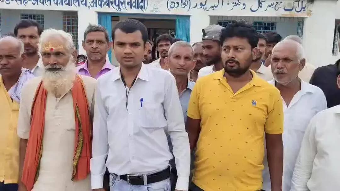 ग्राम पंचायत परतों करहरी के निवासी पंचायत भवन निर्माण का
