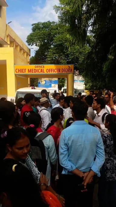 देेेवरिया: देवरिया में स्वास्थ्य कर्मियों ने वेतन विवाद पर किया मुख्यमंत्री वाहन के आगे प्रदर्शन