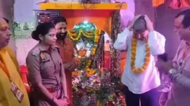 मछलीशहर: मुंगरा बादशाहपुर के दौलतिया हनुमान मंदिर पर दर्शन पूजन करने पहुंची एसडीम और सीओ मछली शहर प्रतिमा वर्मा