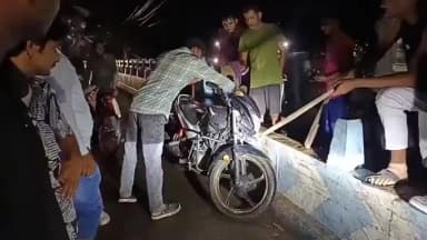 রঘুনাথগঞ্জ ২: বাইকের ট্যাংকির তলায় ভয়ংকর সাপ ওমরপুর থেকে আসার পথে জঙ্গিপুর ভাগীরথি ব্রিজের ওপর, চাঞ্চল্য এলাকায়