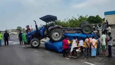 किशनगंज: कोचाधामन NH-327ई पर सामान से लदी ट्रेक्टर-ट्रॉली पलटी, चालक बाल-बाल बचा